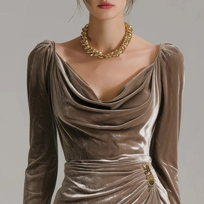 Pitkähihainen mekko kauluksella, rypytyksellä ja halkiolla