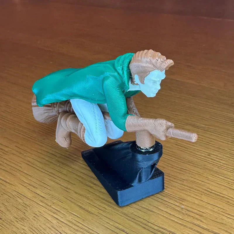 Maaginen luudanvarsikoriste auton kojelaudalle