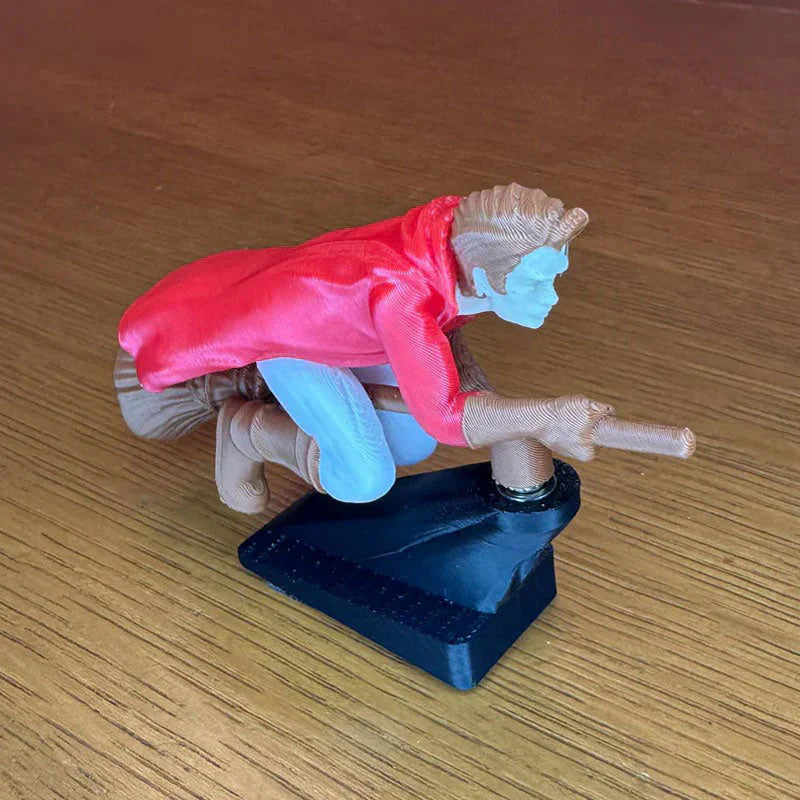 Maaginen luudanvarsikoriste auton kojelaudalle